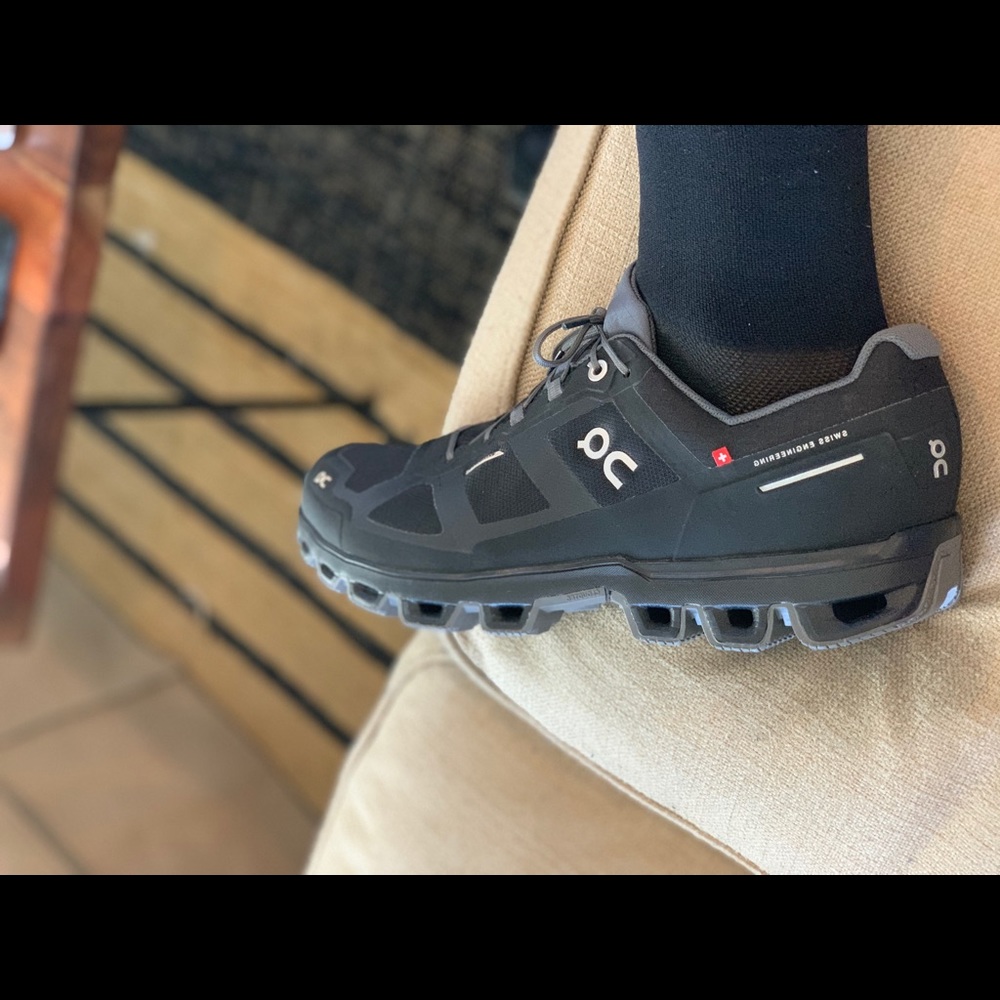 On cloudventure waterproof (black/graphite)